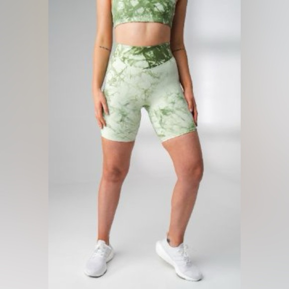 Balance Athletica Vitality Green Tie-Dye cloud rider Athletic Shorts NWOT - Picture 2 of 7